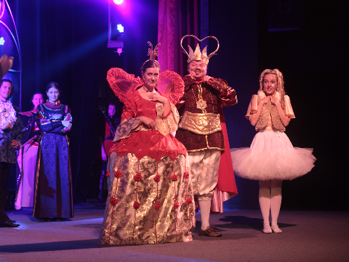 В театре царит волнительная атмосфера подготовки и ожидания!