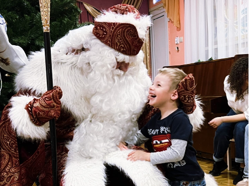 Артисты театра с новогодней программой посетили Ставропольский дошкольный детский дом №9