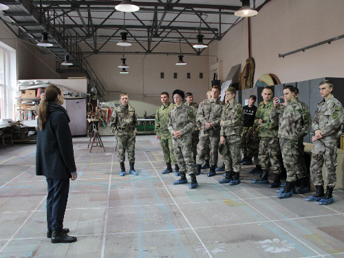 Ко Дню защитника Отечества в театре прошли экскурсии по музею и театральному закулисью