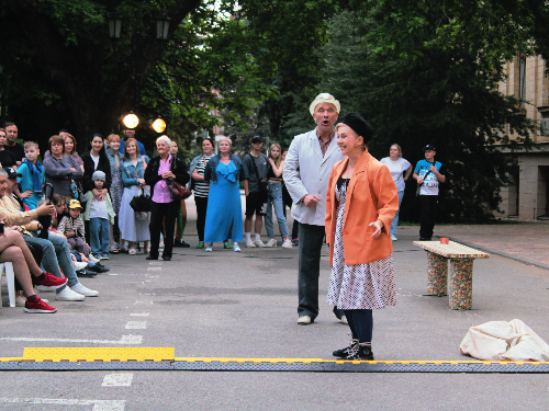 Спектакль «Семейная кадриль» под открытым небом состоялся!