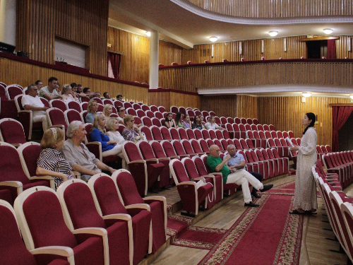 ТРУППА ТЕАТРА ВЕРНУЛАСЬ ИЗ ТРУДОВОГО ОТПУСКА