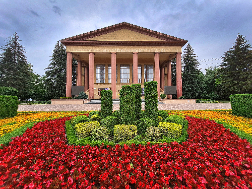 В Академический театр драмы им. М. Ю. Лермонтова требуется уборщица