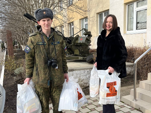 В преддверии Нового года театр драмы уже традиционно отправляет подарки в зону специальной военной операции.